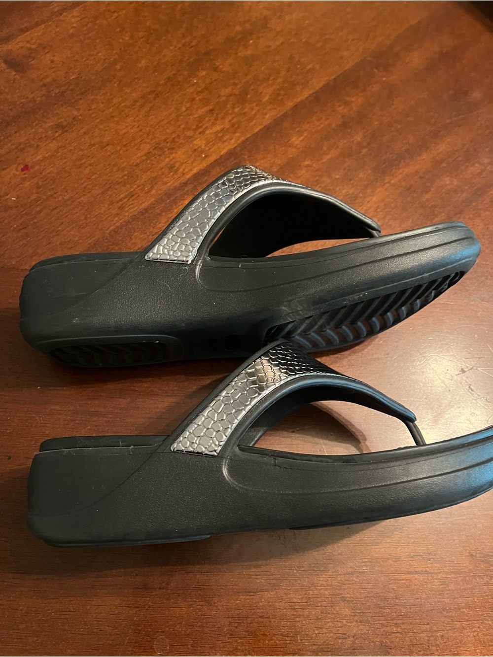 CROCS Women’s Metallic Silver Snake-Print Thong Sandals - Picture 6 of 11